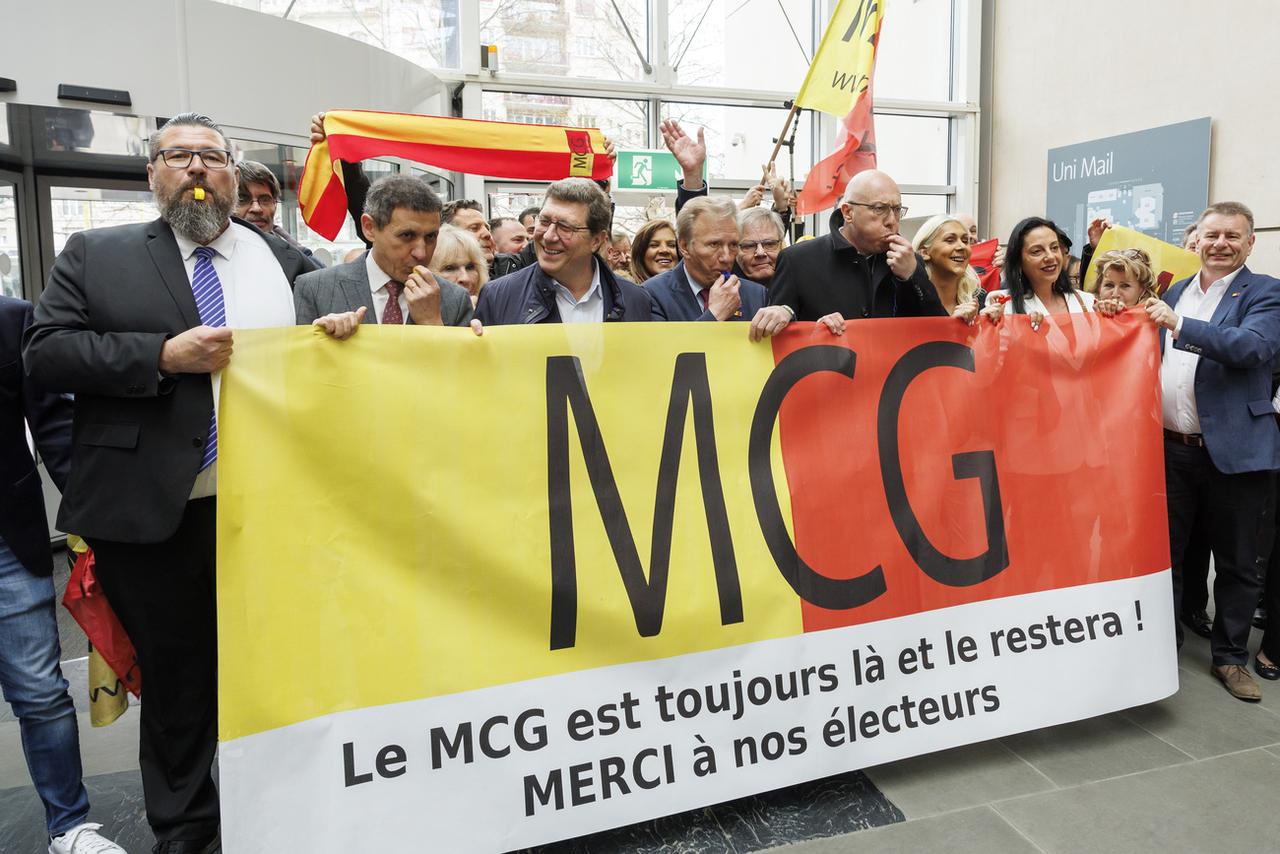 Arrivée à Uni Mail du conseiller d'Etat MCG sortant Mauro Poggia et du candidat Philippe Morel (4e depuis la gauche). [Keystone - Salvatore Di Nolfi]