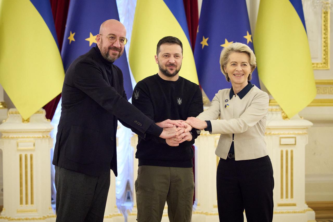 Le président du Conseil européen Charles Michel, le président ukrainien Volodymyr Zelensky et la présidente de la Commission européenne Ursula von der Leyen se sont réunis à Kiev vendredi. Quatorze commissaires européens étaient également présents. [REUTERS - Ukrainian Presidential Press Service]