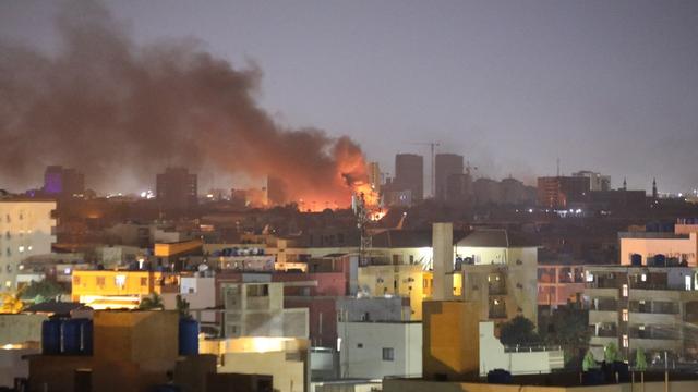 Des nuages de fumées s'élèvent dans le ciel à Khartoum alors que des combats font rage dans les rues le 16 avril 2023. [AFP - Mahmoud Hjaj / Anadolu Agency]