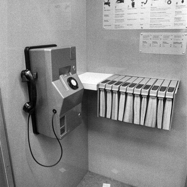 Cabine téléphonique et annuaires en 1972. [KEYSTONE]