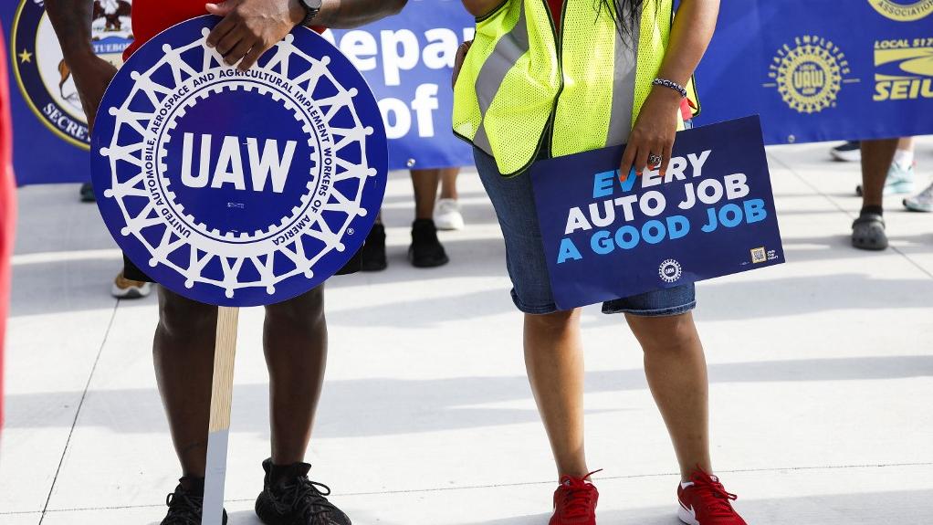 Des membres du syndicat de l'automobile lors de la parade de la journée du travail à Detroit, le 4 septembre 2023. [AFP - Bill Pugliano/Getty Images]