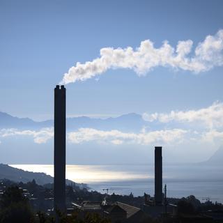 La cheminée de l'usine Pierre-de-plan, chauffage a distance pour la ville de Lausanne (image d'illustration). [Keystone - Laurent Gilliéron]