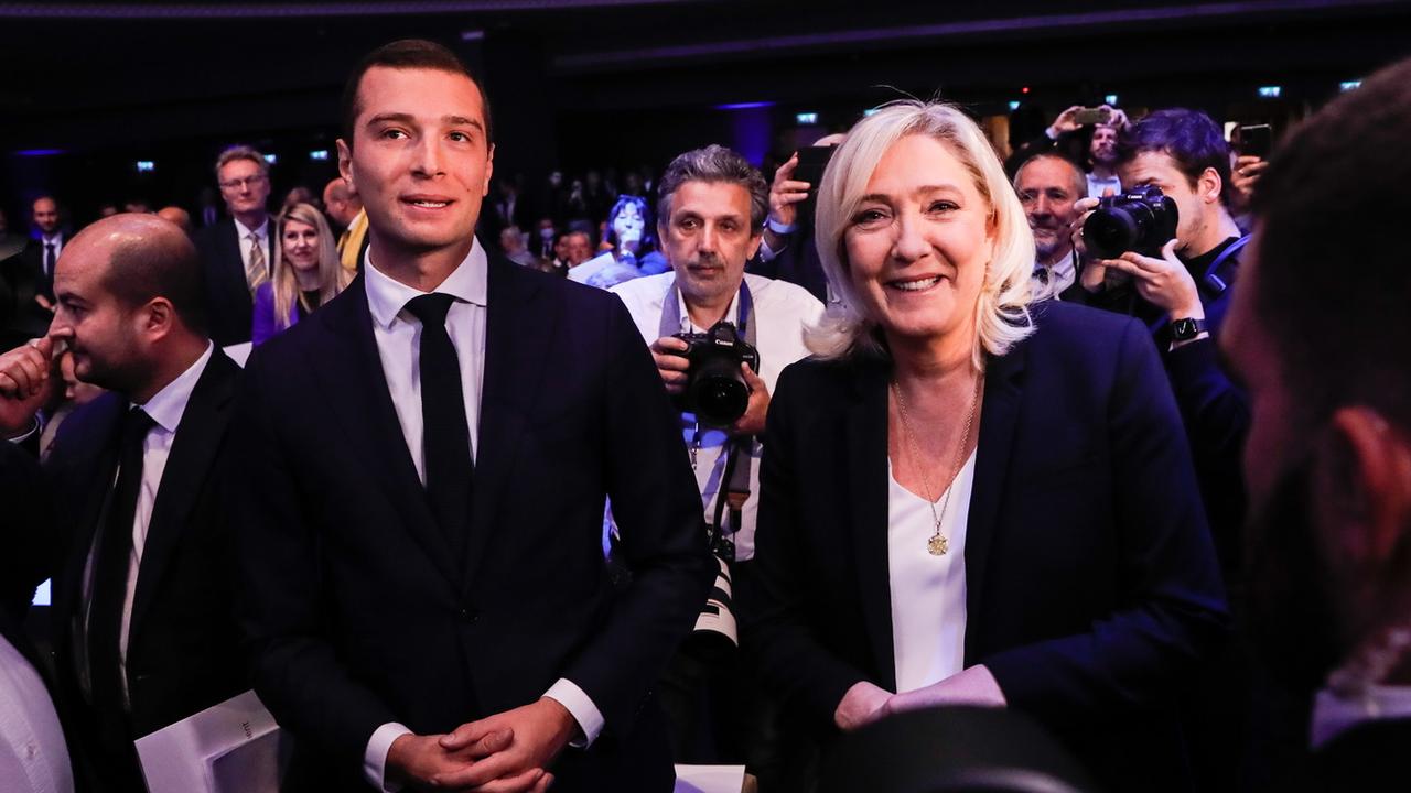 Jordan Bardella et Marine Le Pen, les têtes dirigeantes du Rassemblement national. [Keystone - EPA/Teresa Suarez]