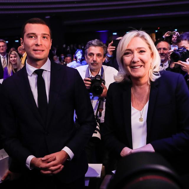 Jordan Bardella et Marine Le Pen, les têtes dirigeantes du Rassemblement national. [Keystone - EPA/Teresa Suarez]