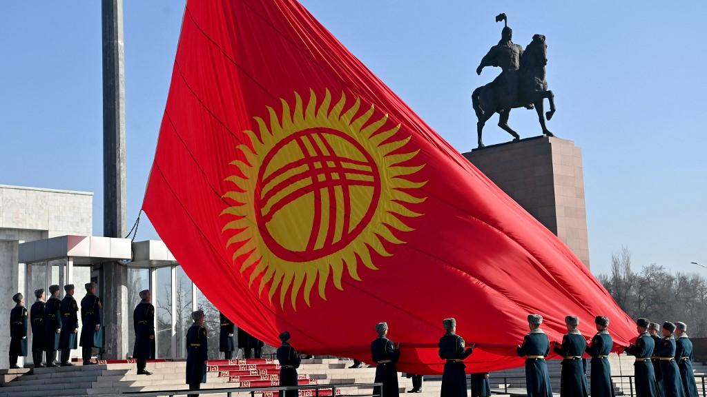 Le Kirghizstan change son drapeau pour que le soleil ne ressemble plus à un tournesol. [ANADOLU VIA AFP - KYRGYZSTANI PRESIDENCY PRESS OFF]