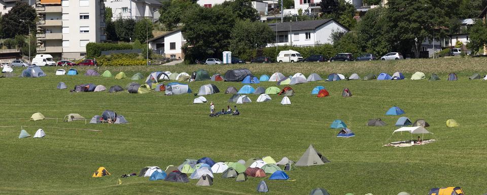 Plusieurs dizaines de tentes ont été dressées dans un camping éphémère [Keystone - Peter Klaunzer]