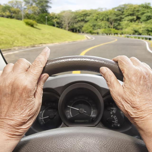 Gros plans sur les mains d'une personne âgée en train de conduire. [Depositphotos - toa55]