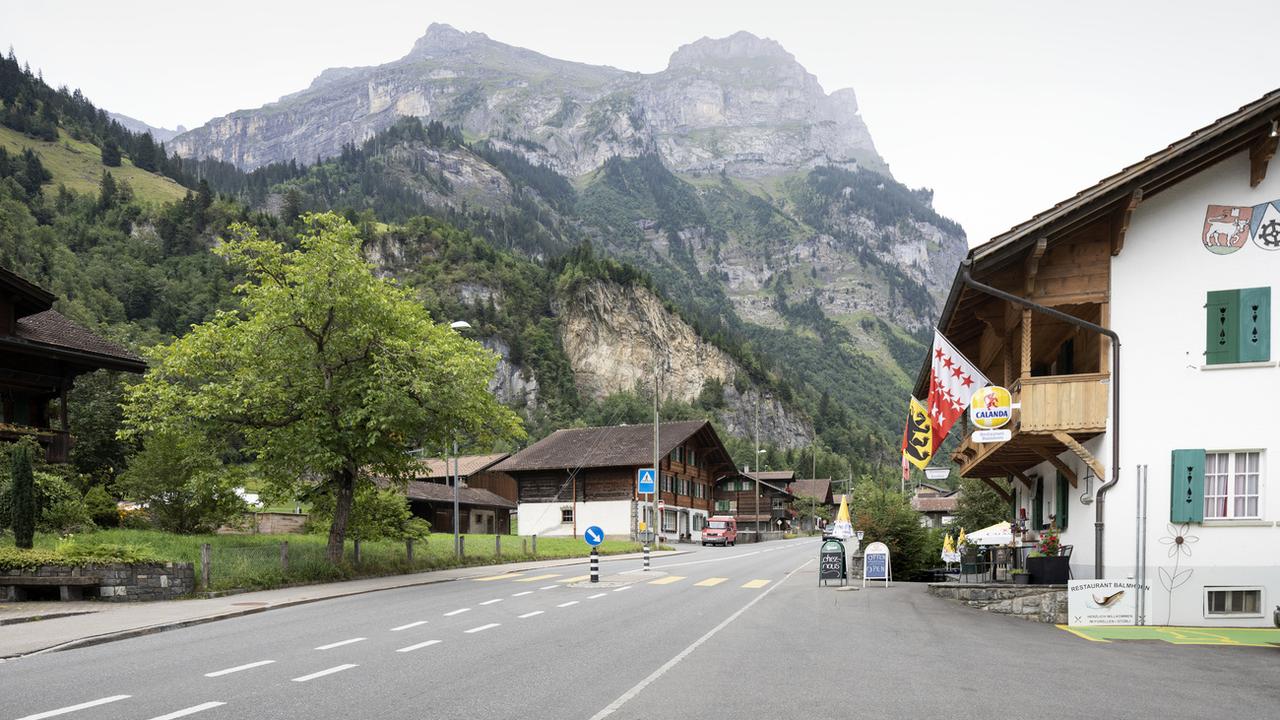 L'ancien dépôt de munitions se trouve sous la montagne qui surplombe Mitholz (BE). [Keystone - Gaëtan Bally]