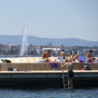 Des personnes bronzent et se baignent à Genève. [Keystone - Salvatore Di Nolfi]