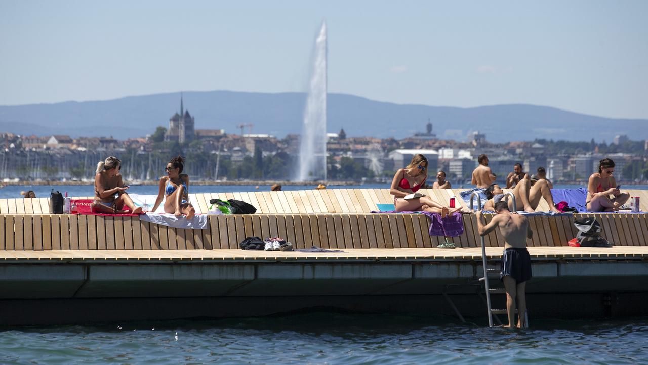 Des personnes bronzent et se baignent à Genève. [Keystone - Salvatore Di Nolfi]