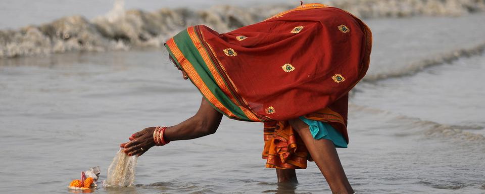 Samedi 14 janvier: un pèlerin hindou effectue un rituel après un bain sacré lors de la foire annuelle Gangasagar Mela sur l'île de Sagar (Inde). [Keystone/EPA - Piyal Adhikary]