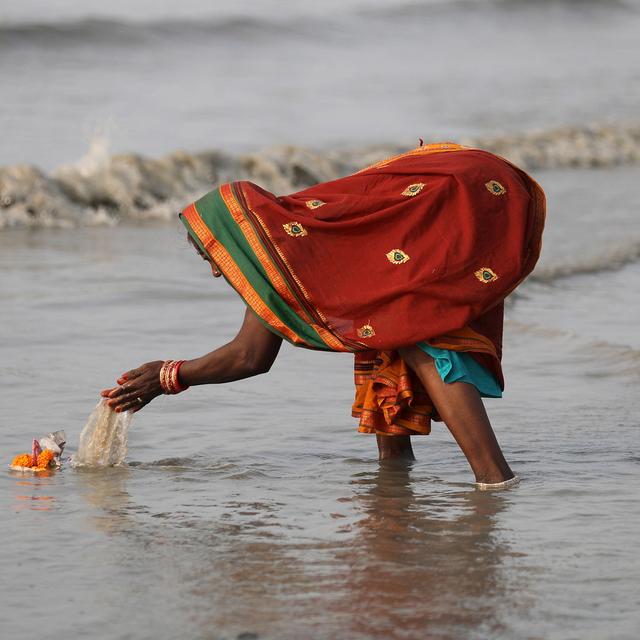 Samedi 14 janvier: un pèlerin hindou effectue un rituel après un bain sacré lors de la foire annuelle Gangasagar Mela sur l'île de Sagar (Inde). [Keystone/EPA - Piyal Adhikary]