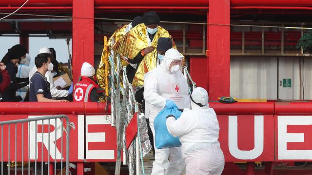 Des migrants débarquent de l'Ocean Viking dans le port de Ravenne, le 31 décembre 2022. [EPA/Keystone - Pasquale Bove]