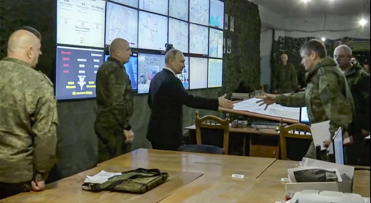 Le président Vladimir Poutine s'est rendu dans la région de Kherson pour visiter ses troupes, le 18 avril 2023. [EPA/Keystone - Communication du Kremlin]
