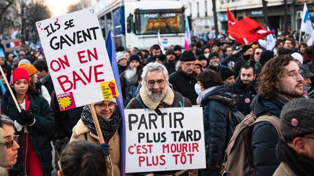 Le gouvernement français inflexible sur l'âge de départ à la retraite à 64 ans. [NURPHOTO VIA AFP - SAMUEL BOIVIN / NURPHOTO]