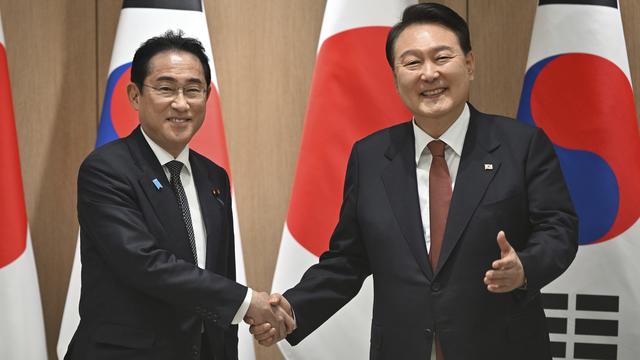 Le président sud-coréen Yoon Suk Yeol (dr.) et le Premier ministre japonais Fumio Kishida (g.) lors de leur rencontre à Séoul, le 7 mai 2023. [AP/Keystone - Jung Yeon-je]