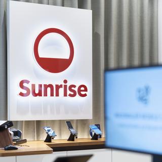 Le logo de Sunrise et différents téléphones portables, photographiés le mardi 4 octobre 2022 à Zurich. [Keystone - Gaetan Bally]