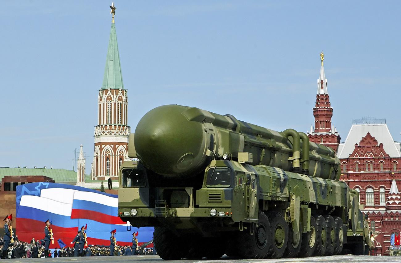 Un missile balistique intercontinental russe Topol monté sur un camion, présenté sur la Place Rouge de Moscou lors d'un défilé du Jour de la Victoire. [Keystone - Alexander Zemlianichenko]