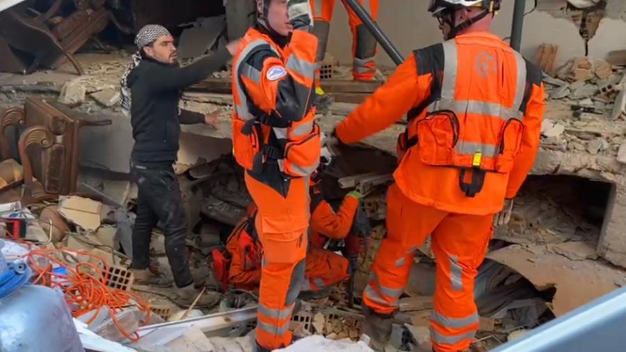 Yassine avec les sauveteurs suisses. [DR]