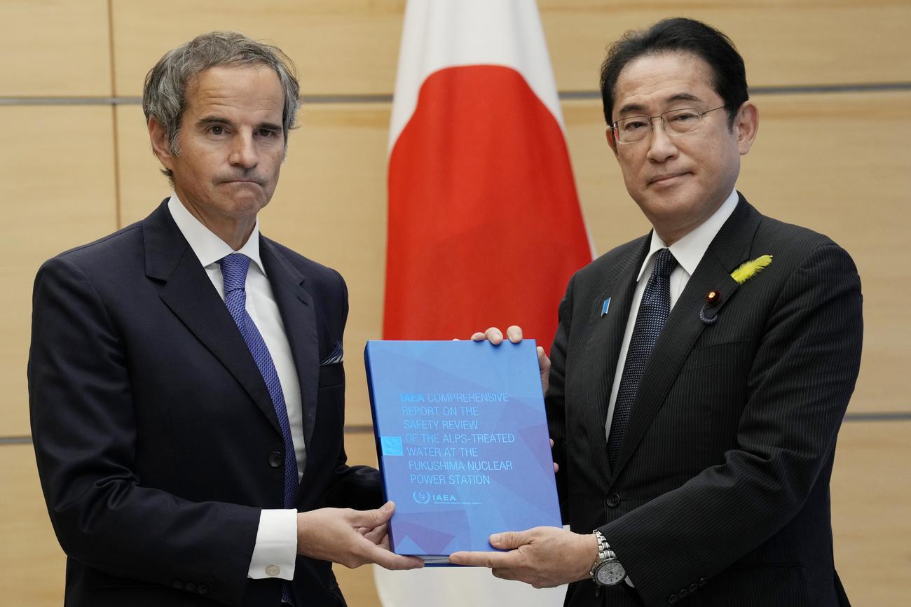 Le directeur de l'AIEA Rafael Grossi a remis son rapport sur le traitement des eaux de Fukushima au Premier ministre japonais Fumio Kishida, le 4 juillet 2023 [Keystone - Eugene Hoshiko]
