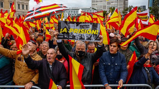 A Madrid, la foule des manifestants répondant à l'appel du parti d'extrême droite Vox contre un projet d'amnistie des indépendantistes catalans. [Keystone - Daniel Gonzalez]