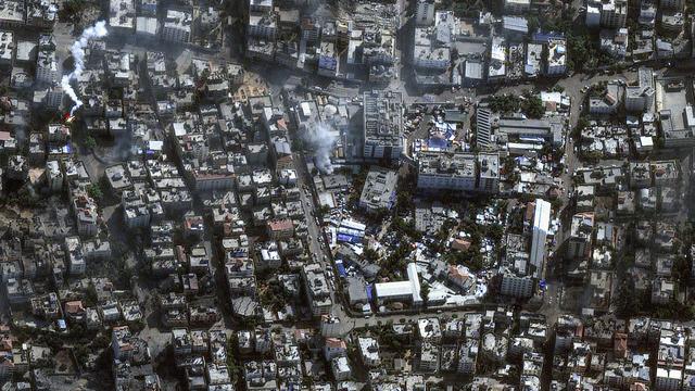 Cette image fournie par Maxar Technologies montre l'hôpital al-Shifa et ses environs dans la ville de Gaza, samedi 11 novembre 2023. [Keystone - Maxar Technologies via AP]