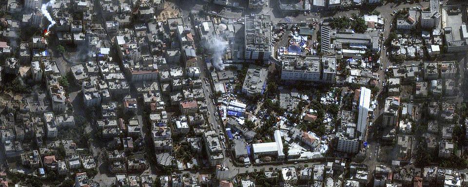 Cette image fournie par Maxar Technologies montre l'hôpital al-Shifa et ses environs dans la ville de Gaza, samedi 11 novembre 2023. [Keystone - Maxar Technologies via AP]