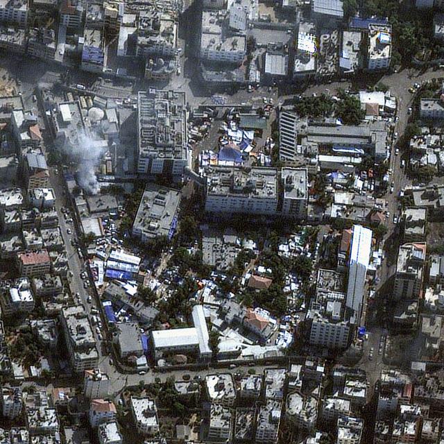 Cette image fournie par Maxar Technologies montre l'hôpital al-Shifa et ses environs dans la ville de Gaza, samedi 11 novembre 2023. [Keystone - Maxar Technologies via AP]