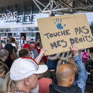 N’ayant pas obtenu l’abandon de la nouvelle politique salariale, la grève à l’aéroport de Genève va se prolonger. [Keystone - Martial Trezzini]