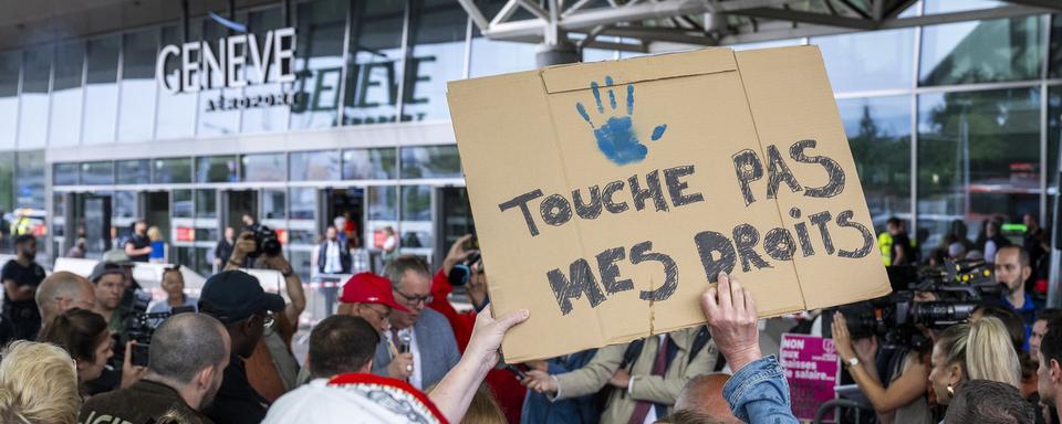 N’ayant pas obtenu l’abandon de la nouvelle politique salariale, la grève à l’aéroport de Genève va se prolonger. [Keystone - Martial Trezzini]