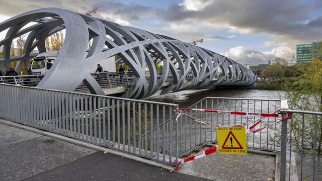 Un panneau indique "Accès Interdit danger de crue" aux berges de l'Arve. [Keystone - Martial Trezzini]