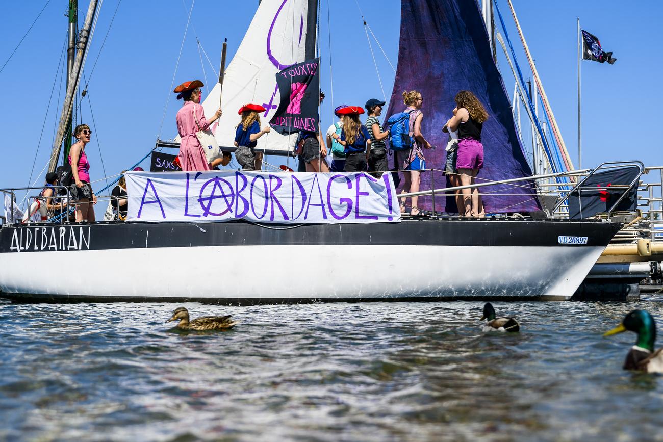 Un collectif féministe s'est symboliquement emparé mercredi d'un bastion masculin, le bateau des Pirates d'Ouchy. [Keystone - Jean-Christophe Bott]