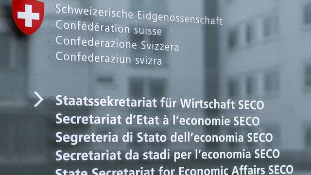 L'évolution positive sur le marché du travail et des statistiques du chômage historiquement basses a permis au fonds de compensation de l'assurance chômage de boucler 2022 sur un excédent de 2,31 milliards de francs. [Keystone - Peter Schneider]