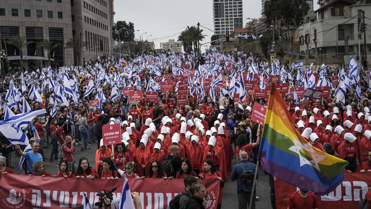 Des manifestants continuent de se rassembler en Israël contre la "réforme" du système judiciaire voulue par le Premier ministre d'extrême-droite Benyamin Netanyahou. [Keystone/AP Photo - Oded Balilty]
