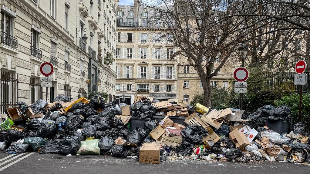 Les "montagnes de déchets" ne sont pas une image à Paris. [Hans Lucas/AFP - Carine Schmitt]