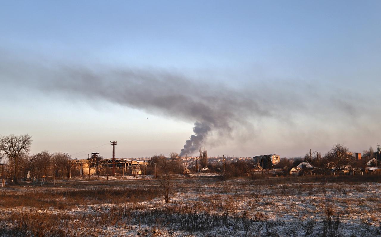 De la fumée s'échappe de Soledar, une ville de l'est de l'Ukraine, après un bombardement le 8 janvier 2023. [Keystone - AP Photo/Roman Chop]