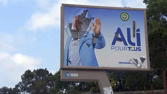 Une affiche déchirée sur Ali Bongo. [AP photo / Keystone - Yves Laurent]