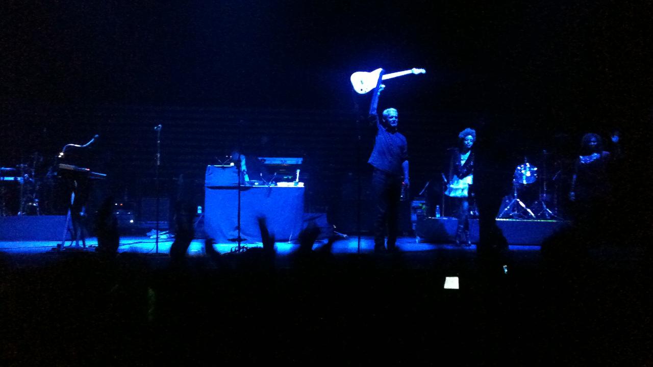 Le guitariste de Massive Attack Angelo Bruschini lors d'un concert en 2010. [CC-BY-SA 2.0 - Carlos Martínez]