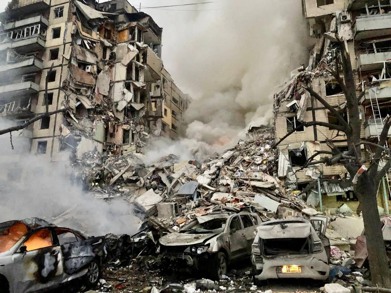 Les restes d'un immeuble de Dnipro frappé par un missile russe le 14 janvier 2023. Plusieurs dizaines de personnes, dont des enfants, ont péri dans ce bombardement. [reuters - VALENTYN REZNICHENKO]