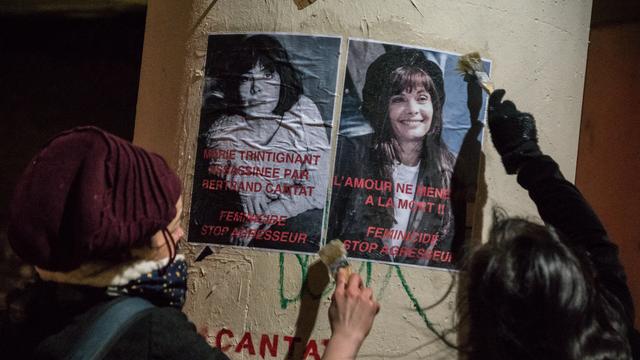 Des féministes collent des affiches représentant Marie Trintignant la veille du concert de Bertrand Cantat au Transbordeur de Lyon, en France, le 20 mars 2018. [NURPHOTO VIA AFP - NICOLAS LIPONNE]