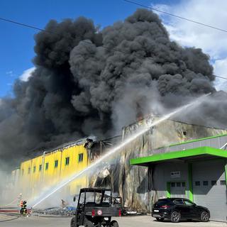 Un important incendie s'est déclaré jeudi 6 juillet 2023 dans la zone industrielle de Vétroz (VS). [Police cantonale valaisanne]