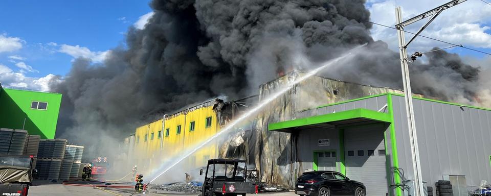 Un important incendie s'est déclaré jeudi 6 juillet 2023 dans la zone industrielle de Vétroz (VS). [Police cantonale valaisanne]