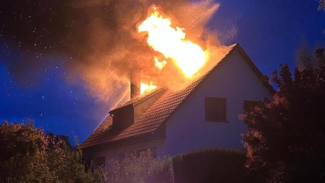 Le toit d'une maison a pris feu à Epalinges après avoir été foudroyée. [Vos infos - Xhen_shb]