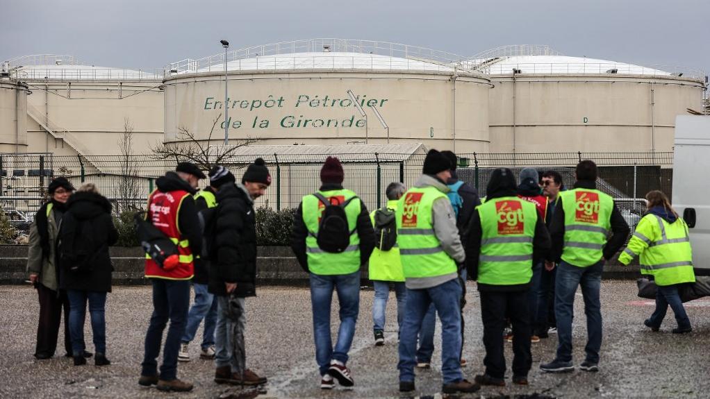 Les blocages se poursuivent dans de nombreuses raffineries françaises. [AFP - Thibaud Moritz]