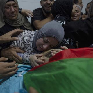 Une femme palestinienne pleure son mari tué par l'armée israélienne dans un camp de réfugié en Cisjordanie en 2023. [Keystone/AP Photo - Nasser Nasser]