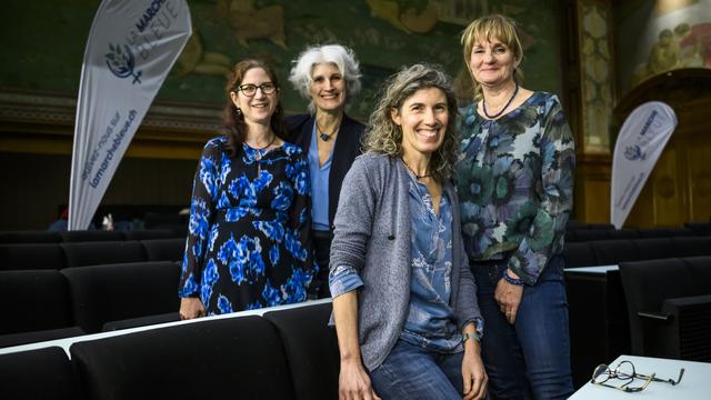 De gauche a droite, Julia Steinberger, professeure a l'universite de Lausanne, Irene Wettstein, avocate, Valerie D'Acremont, medecin infectiologue, et Bastienne Joerchel, directrice et presidente du CSP, posent lors du lancement public de "La Marche Bleue" le mercredi 18 janvier 2023 a Lausanne. "La Marche Bleue" demande la mise en oeuvre d'une politique concrete et engagee en matiere climatique en Suisse en respect de l'Accord de Paris. (KEYSTONE/Jean-Christophe Bott) [Keystone - Jean-Christophe Bott]