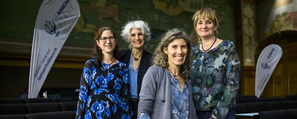 De gauche a droite, Julia Steinberger, professeure a l'universite de Lausanne, Irene Wettstein, avocate, Valerie D'Acremont, medecin infectiologue, et Bastienne Joerchel, directrice et presidente du CSP, posent lors du lancement public de "La Marche Bleue" le mercredi 18 janvier 2023 a Lausanne. "La Marche Bleue" demande la mise en oeuvre d'une politique concrete et engagee en matiere climatique en Suisse en respect de l'Accord de Paris. (KEYSTONE/Jean-Christophe Bott) [Keystone - Jean-Christophe Bott]