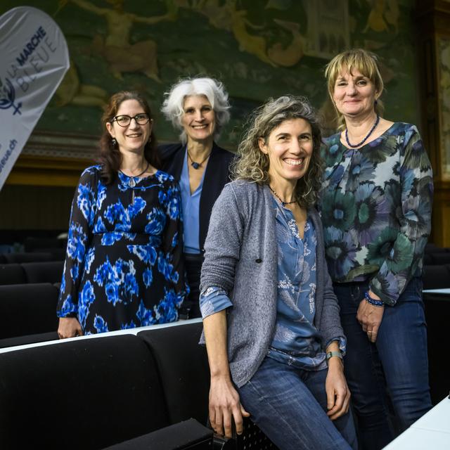 De gauche a droite, Julia Steinberger, professeure a l'universite de Lausanne, Irene Wettstein, avocate, Valerie D'Acremont, medecin infectiologue, et Bastienne Joerchel, directrice et presidente du CSP, posent lors du lancement public de "La Marche Bleue" le mercredi 18 janvier 2023 a Lausanne. "La Marche Bleue" demande la mise en oeuvre d'une politique concrete et engagee en matiere climatique en Suisse en respect de l'Accord de Paris. (KEYSTONE/Jean-Christophe Bott) [Keystone - Jean-Christophe Bott]