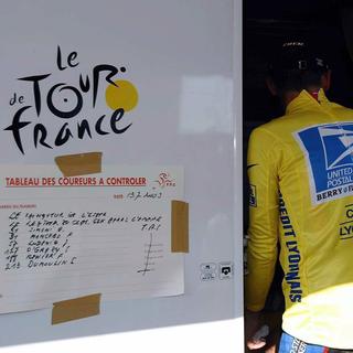 L'ex-athlète et cycliste américain Lance Armstrong lors d'un contrôle anti-dopage au Tour de France en 2003. [Keystone/EPA - Bernd Thissen]
