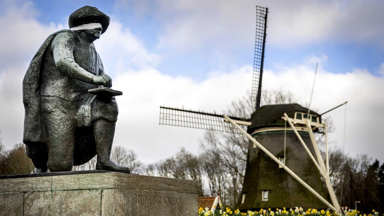Un bandeau a été placé sur les yeux de la statue de Rembrandt van Rijn, à Ouderkerk aan de Amstel, aux Pays-Bas. [Keystone - Koen van Weel / EPA]